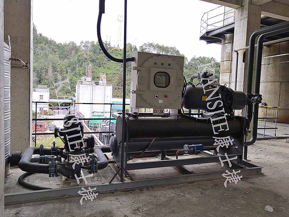 化工業用低溫螺桿式防爆冷凍機使用現場照片